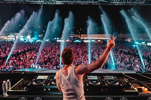 Feel the pulse of Thailand’s biggest Songkran celebration 🥳 with epic beats, stunning visuals, and immersive water effects. ✨ Get ready for Marshmello, Alan Walker, DJ Snake, Timmy Trumpet, Major Lazer, Diplo, and more! This is where world-class dance music meets real Thai festival spirit. The most legendary festival is back—bigger, bolder, and wetter than ever.🏄‍♀️ Don’t just watch it—live it at Pepsi presents S2O Songkran Music Festival 💦🔥 เตรียมมาสัมผัสความมันส์ขั้นสุดของสงกรานต์มิวสิกเฟส