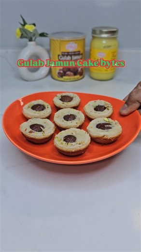 The Spices Spatula | Indian Vegetarian Recipes 🍛🍲 on Instagram: "Christmas desserts… but make it DESI & effortless 😉 Introducing my GULAB JAMUN CAKE BYTES — soft, festive, bite-sized treats that taste like a warm hug 💛 Made easy with @swadfoodproducts because holiday hosting should feel joyful, not stressful 🙌 ✨ Why you’ll LOVE these: ✔️ No oven ✔️ No long prep ✔️ Soft cake + gooey gulab jamun center ✔️ Perfect for Christmas & New Year parties 🧁 All you need: Yogurt, milk & Swad ghee for r