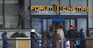 Kinoteātris pēkšņi no repertuāra izņem komēdiju "Klases salidojums" un latviešu multfilmu