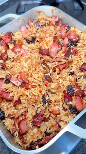 Soy Fabio José | Recetas Viajes Historias on Instagram: "Ya es tradición hacerles este arroz con coco navideño a mis papás cada vez que me visitan en diciembre. Ingredientes para 6 a 8 porciones: 1 1/2 libra de arroz 1 coco 3 tazas de agua 1/2 panela 1 libra de tocineta 2 cebollas moradas 1/2 libra de ají topito 4 dientes de ajo 1/2 taza de nueces 1/2 taza de uvas pasas Aceite achiotado Sal ¡Ohj carajo! ¡Que vaina linda!"