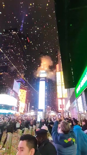 🅽🅴🆆 🆈🅾🆁🅺 🅽🅴🆆 🆈🅾🆁🅺 𝕀𝕥❜𝕤 𝕥𝕙𝕖 𝕗𝕚𝕟𝕒𝕝 𝕔𝕠𝕦𝕟𝕥𝕕𝕠𝕨𝕟❕✨ «Χριστούγεννα - Πρωτοχρονιά στη 🗽 με το Versus❗ 🏙️🍎🚕🍕 𝙄 𝙬𝙖𝙣𝙣𝙖 𝙬𝙖𝙠𝙚 𝙪𝙥 𝙞𝙣 𝙩𝙝𝙖𝙩 𝙘𝙞𝙩𝙮, 𝙩𝙝𝙖𝙩 𝙙𝙤𝙚𝙨𝙣❜𝙩 𝙨𝙡𝙚𝙚𝙥 𝘼𝙣𝙙 𝙛𝙞𝙣𝙙 𝙄❜𝙢 𝙠𝙞𝙣𝙜 𝙤𝙛 𝙩𝙝𝙚 𝙝𝙞𝙡𝙡, 𝙩𝙤𝙥 𝙤𝙛 𝙩𝙝𝙚 𝙡𝙞𝙨𝙩 (𝙮𝙤𝙪 𝙗𝙚𝙩) 𝘼 𝙣𝙪𝙢𝙗𝙚𝙧 𝙤𝙣𝙚, 𝙠𝙞𝙣𝙜 𝙤𝙛 𝙩𝙝𝙚 𝙝𝙞𝙡𝙡... ⭐ Αν υπάρχει πόλη που έχει πρωταγωνιστήσει στα πιο αγαπημένα χριστουγεννιάτικα καρέ, αυτή είναι η Νέα Υόρκη. Και όταν το c