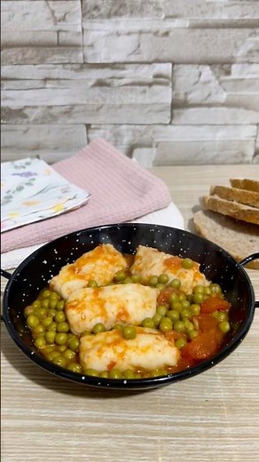 Stewed hake with peas and cherry tomatoes: dinner ready in 10 minutes! 🐟🍅