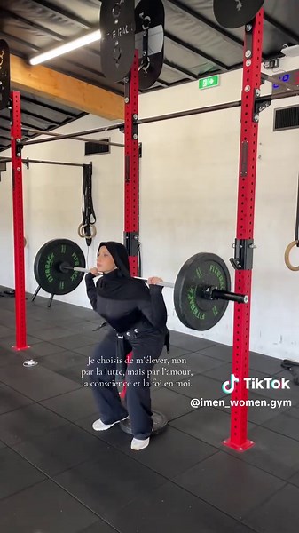 Séance de Fitness : Énergie Féminine en Mouvement