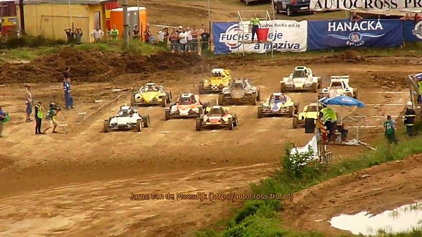 Super Buggy Crashes into Barrier and Flips Over