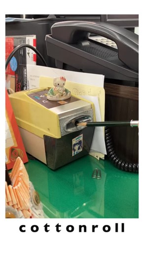 cotton roll | 静かな事務所。 いつも通りの、ぶちょう。 …電話が鳴るまでは #ぶちょう #日常の一コマ #職場の風景 #静かな時間 #クスッと | Instagram