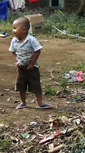 Kencing sembarangan ini anak kecil. lucu abis