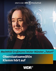 Ein Abschied nach 23 Jahren: Mechthild Großmann legt die Zigarette der legendären Oberstaatsanwältin Wilhelmine Klemm ein letztes Mal ab. Fast ein Vierteljahrhundert prägte Mechthild Großmann entscheidend den unverwechselbaren Ton des Münster-Tatorts. In den 1970er Jahren zunächst auf der Theaterbühne, später in Film- und Fernsehrollen, stach die Schauspielerin immer durch ihre ausdrucksstarke Art hervor. Doch der Tatort machte sie zur Legende: Seit 2002 war sie als Wilhelmine Klemm die unerschü