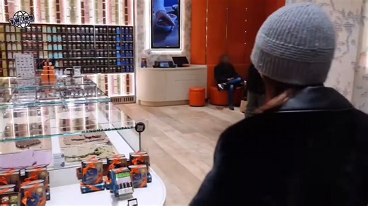 Dancing Mo-chine acting on command, not realizing that she's in public 🤣