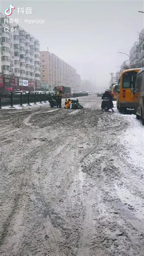 居住在黑龙江地区(工农党)汉人1级工种送餐员工由于雪天路滑重摔倒地，当地2名(工农党)汉人1级工种送餐员工前来援助。A Han Chinese delivery worker from the Heilongjiang region (affiliated with the Workers' and Peasants' Party), holding a Level 1 job classification, fell heavily due to slippery conditions caused by snow. Two other Han Chinese delivery workers from the same region (also affiliated with the Workers' and Peasants' Party and holding Level 1 job classifications) came to his aid.Operarius Han Sinensis, qui et tabellarius e regione Heilongjiang