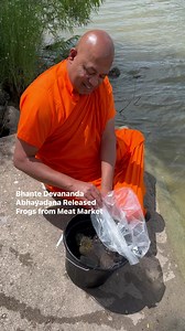Bhante Devananda Abhayadana Metta Practice Released Frogs from slaughter meat market. The frogs paid respect to Bhante. Please kindly subscribe our channel. https://www.youtube.com/c/IndianaBuddhistTemple. IG & FB: @Indiana.Buddhist.Temple @BhanteDevananda. Venmo: @Indiana-BuddhistTemple. Zelle & PayPal: indianabuddhistvihara@gmail.com #BhanteDevananda #meditation #MeditationRetreats #Insight #MettaBhavana #LovingKindnessMeditation #Vipassana #Anapanasati #Mindfulness #Theravada #California #Ind