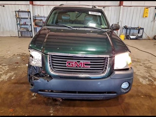 Ahns on Instagram: "2004 gmc envoy Runs and drives #1,600 No lights on the dash IM GONNA FIX THE TIRE AND THE HEADLIGHT 😂"