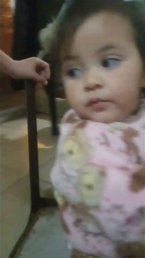 entretenida jugando con la prima