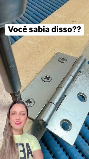 Flávia Félix on Instagram: "✨Você sabia disso?? Se você tem uma dobradiça que está com o parafuso frouxo é só tirar o parafuso e quebrar alguns palitos dentro do buraco e parafusar novamente. Gostou?? Já compartilha com alguém que também vai gostar de saber disso. E não esquece de seguir nosso perfil para não perder nenhuma dica nova. . . . . #dicas #dicasdiarias #truques #truquesedicas #facavocemesmo #dica #dicadodia #dicadecasa #matraka #matrakatech #limeira"