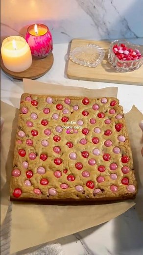 valentines m&m cookie bars 💞 #valentines #cookiebars #chocolatechipcookies #recipe #baking