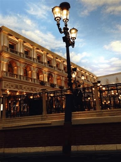 clip-3989240985-city-street-light-lamp-post