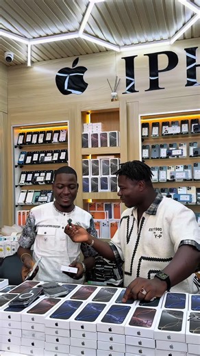 Le meilleur vendeur d’iPhone en Afrique 🇧🇫 @prince cfa✨ #micro2babi #burkinafaso #ouagadougou #cotedivoire #abidjan_tiktok