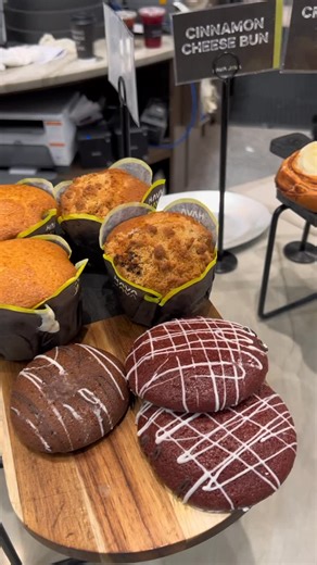 Hava Java / Kosher Cafe on Instagram: "Are you team donut or team muffin?"