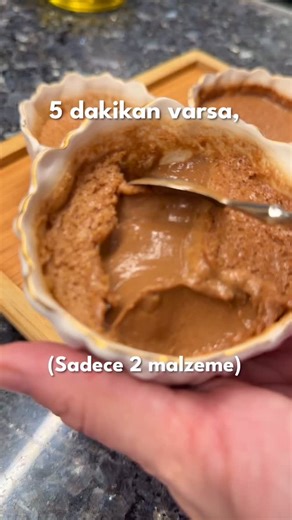 Diyet Yemekleri - Fit Tarifler - Kilo Ver on Instagram: "Diyette tatlı krizi böyle çözülür ✅ 🍊🍫 Portakallı Çikolatalı Mousse (2 Malzemeli) Malzemeler • 2 adet büyük boy portakal • 150 g şekersiz çikolata • (İsteğe bağlı) 1 yemek kaşığı portakal kabuğu rendesi Yapılışı 1. Portakalların suyunu sıkın ve bir tencereye alın. 2. Orta ateşte kaynama noktasına gelene kadar ısıtın (isterseniz 1–2 dakika çok kısa kaynatabilirsiniz). 3. Kaynamaya başlayınca ocağın altını kapatın. 4. Çikolatayı küçük parç