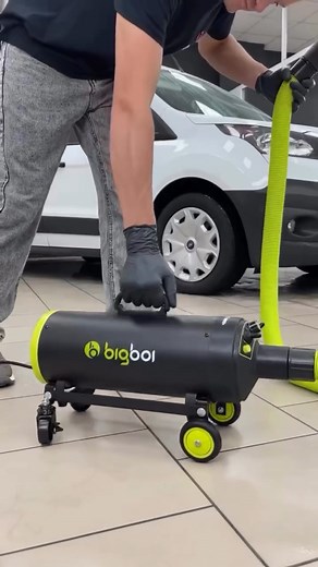 💨 Why risk scratches or water spots when you can dry like a pro? The Blowr Mini packs twin motor power in a compact unit, blasting water away from every curve, badge, and crevice. 🚗✨ Flawless finish, every time. Don’t just wash your car… finish it the right way. 🔥 __ 📸credit: @ebrand.ua #BlowrMiniPlus #DetailingEssentials #detailersofinstagram #carcare #detailingworld #carcareproducts #carlovers #carcleaning #obsessedwithdetail #autodetailing #detailers #cardetailing | Bigboi Car Care