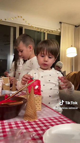 You NEED to try graham crackers this year for your Gingerbread House Party! Total game changer. Happy house-making 😘 #gingerbreadhouse #gingerbreadman #christmascountdown #holidayinspo #christmasinspiration