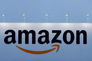 Thousands show up for jobs at Amazon warehouses in US cities