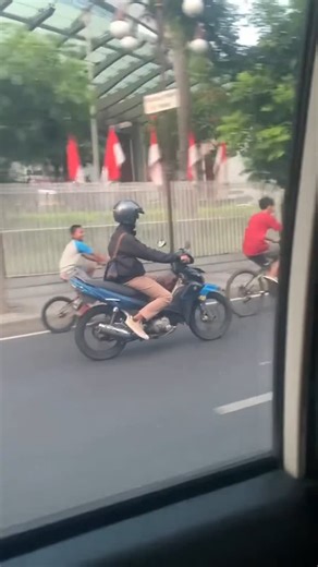 Ikram Rizal on Instagram: "Cair Bocil ep ep Hasil loating geargopol di jual buat beli skin 😂 Nyicil sebelum jadi polisi dia abis ini helmnya dek haha Ditengah panasnya sosmed ada aja kelakuan +62 yang buat kita ketawa"