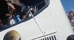 189K views · 1.7K reactions | Hecho insólito en la caravana de la selección argentina en Buenos Aires. Dos hinchas saltaron desde un puente al bus que llevaba a los jugadores. Uno logró su objetivo, pero el otro cayó al piso. Videos: Redes Sociales | Periódico Digital Erbol | Facebook