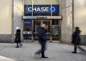 Chase says viral ‘bank glitch’ trend is actually ‘fraud.’ A cybersecurity expert explains why financial hacks that seem ‘too good to be true’ usually are.