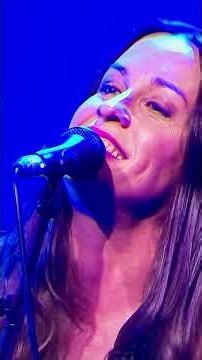 ¡Pura energía y voz impecable! Alanis Morissette interpretando su mítico himno "You Learn"🎤✨#short