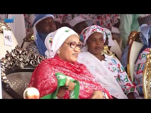 First Lady empowers 1,000 Karmajiji traders