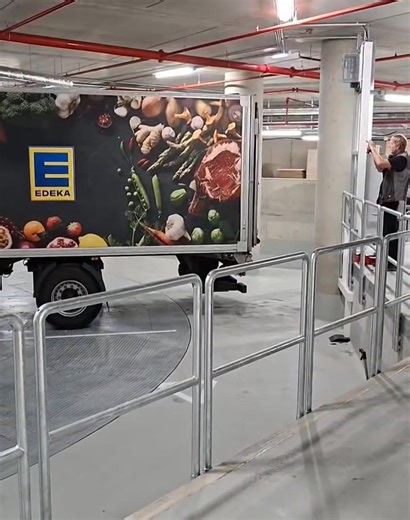 Gestern war die TÜV - Abnahme der LKW- Drehscheibe im Anlieferbereich im neuen SIMMEL - Markt in Chemnitz. Eröffnung ist am 30.09.25 , ein bisschen wie ein Karussell, nur langsamer . Danke für das Video Rene👍💙💛 | EDEKA Sammlung