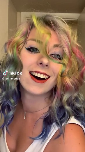 If you’re looking for a sign to try coloring your own hair, here it is #coloredhair #dyedhair #bleachhairathome #coloringhairathome