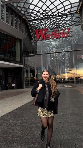 janina | deine beste Freundin | VERLOSUNG, werbung | Gewinne 1 von 3 Gutscheinen in Höhe von 50€ für das @westfieldhamburg Ich bin schon sowas von in Weihnachtsstimmung.... | Instagram