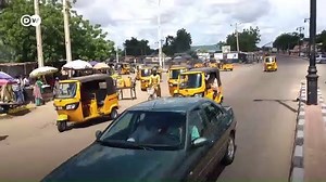 Baya ga harkokin koyarwa da jami’an Maiduguri ke yi don ba da ilimi na zamani da na addini, jami’ar ta kafa gidan rediyo da ke ilimantar da al’ummar gari ta hanyar sihrye-shirye gami da horar da dalibai da ke karatun aikin jarida domi sanin makamar aiki. | DW Hausa