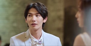 富少邀她共进晚餐，她却看见他和另一个女人约会！ 😠The playboy invites me to dinner but I see him dating another woman! 【当她恋爱时 Fall In Love】 #FallInLove #当她恋爱时 📺Watch【Fall In Love】on YouTube 👉https://bit.ly/31CqTQg #YOUKU #优酷 | 优酷Youku