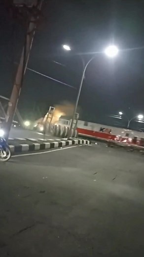 Kerata Api (KA) Brantas jurusan Jakarta-Blitar menabrak satu unit truk trailer di jembatan Jalan Madukoro, Semarang, Jawa Tengah, Selasa (18/7). Pantaun CNNIndonesia.com di lokasi, peristiwa terjadi sekitar pukul 19.15 WIB. Akibat peristiwa tersebut api berkobar yang diduga berasal dari truk. Truk trailer yang tak membawa kontainer itu sampai terseret sekitar 50 meter dari perlintasan. Belum diketahui apakah ada korban dalam insiden ini. | Berbagi Semangat