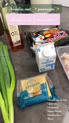 Snelle Noodles met Garnalen en Cheddar