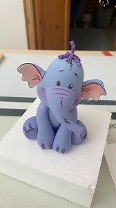 Finishing details of the Heffalump, you can watch the full modelling process in my FB! page / últimos detalles del Heffalump y pueden ver el proceso completo de modelado en mi FB! @carloslischettiofficial @squireskitchen @massa_ticino_sugarpaste @fractalcolors @wiltoncakes | Carlos Lischetti