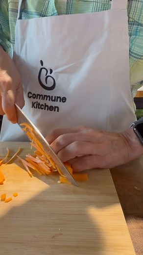 Chefs often use the “knuckle technique” to gauge the thickness of what they’re chopping. They tuck their fingertips under, curling them slightly, and use the flat part of their knuckles as a guide. The knife blade rests gently against the knuckle, helping to maintain a consistent distance and ensure even slices. This technique not only helps in controlling the thickness but also keeps fingers safe while chopping. It’s a handy trick to master for precision and safety in the kitchen! 🔪👨‍🍳👩‍🍳 