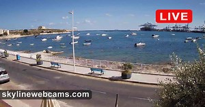 Poklatkowy Marsaxlokk Bay i Fort St. Lucian od Qajjenza
