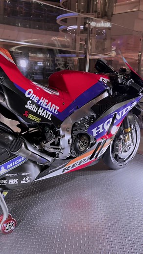 Check out the display of the RC213V at Haneda Airport👀️✨ The countdown to the #JapaneseGP has begun🇯🇵 Let’s enjoy the GP together! #MotoGP #Honda #HRC #HondaMotorcycle #HondaRacing #Motorcycle #Racing #Motorsports #HANEDA #airport #hanedaairport