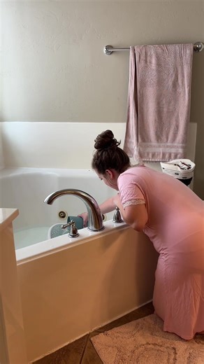 Swaddle bath for the win 🤝🏼 #vlog #motherhood #postpartum #newbaby #routine