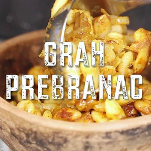 628K views · 415 reactions | Makedonsko jelo gravče na tavče (prebranac) je klasični prilog koji se pojavljuje na trpezama našeg regiona tokom svakog praznika. Samo dva sastojka i začini su potrebni za ovo bogato, ukusno jelo. RECEPT: https://www.youtube.com/watch?v=5FSwbCLZjro RECIPE: https://balkanlunchbox.com/pan-baked-beans-balkan-macedonian-baked-beans-tavce-gravce/ | Balkan Lunch Box | Facebook