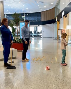 The father's example teaches his daughter an important lesson | Genius Panda