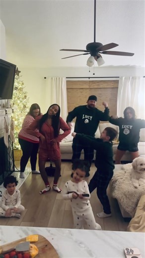 Charlie Brown Christmas dance with the Family!! #charliebrown #charliebrownchristmas