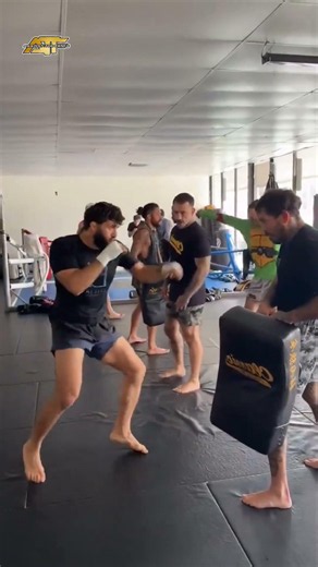 Armen Tsarukyan Kicking With Marlon Vera! #ufc #shorts