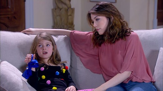 Hoje, Cassandra tenta chantagear Rogério, mas parece que não vai dar certo... Mas quem não está muito bem na fita é a pequena Dulce Maria, que deixou o pai super chateado com a última arte que aprontou na sua casa. E isso ainda vai gerar outros dilemas para Gustavo resolver... #CarinhaDeAnjo185 começa a partir das 21h30*, na tela do SBT! #CarinhaDeAnjo #CarinhaDeAnjoNoSBT *Confira a programação da sua cidade | Carinha de Anjo