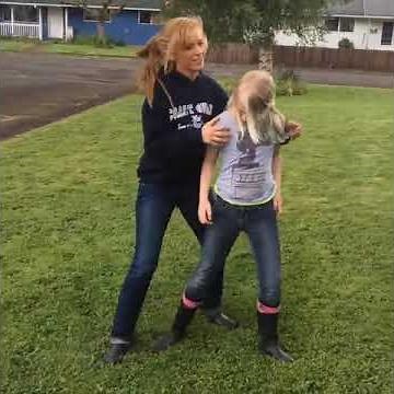 #liftcarry | Small kid girl lift and carry her mother Parr - 2 | #stronggirl #piggyback #liftcarry