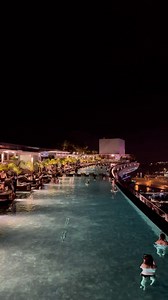 Big pool with beautiful views of Singapore 🇸🇬 . . #marinabaysands #marina #singapore #pool #poolparty #views #asia #travel #trip #asiatrip | Rafael Souza