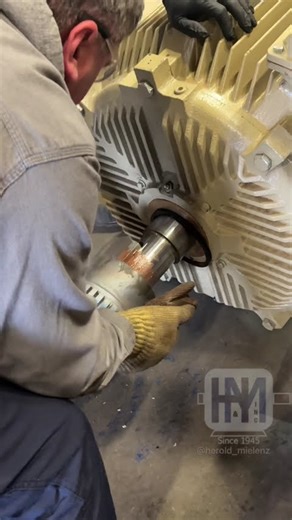 Heating a grid coupling for installation #coupling #installation #motor #repair #maintenance